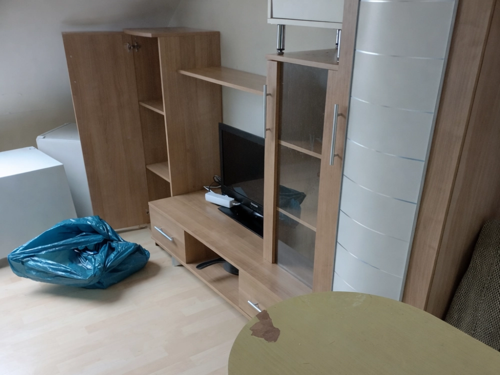Vorher: Wohnung mit alten Möbeln vom Vormieter